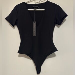 House of Harlow 1960 Revolve Short Sleeve Deep V-Neck Bodysuit Black Size M.